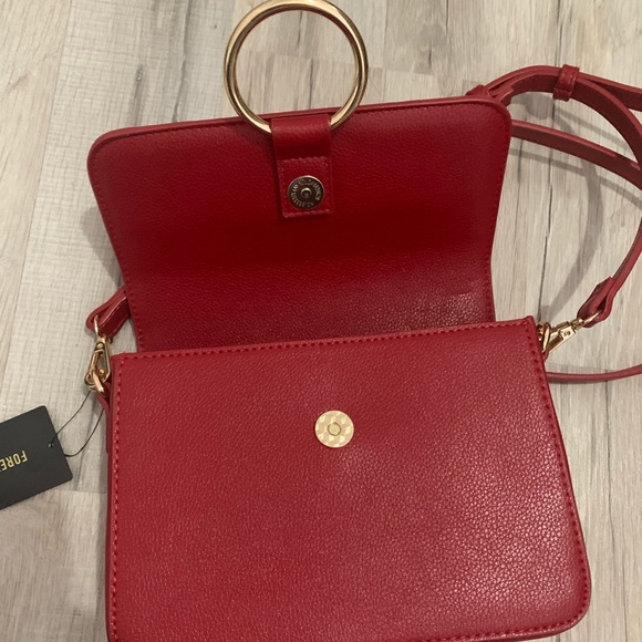 Red with gold hardware crossbody bag - Picture 2 of 5